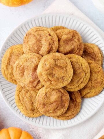 Pumpkin snickerdoodles without cream of tartar on a serving plate.