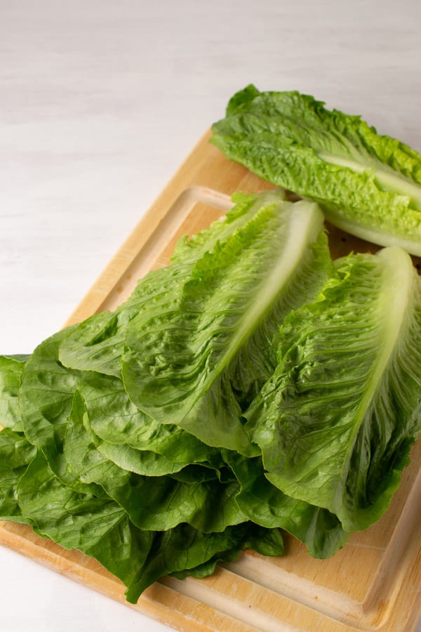 hojas de lechuga romana en la tabla de cortar