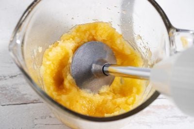 making applesauce with immersion blender