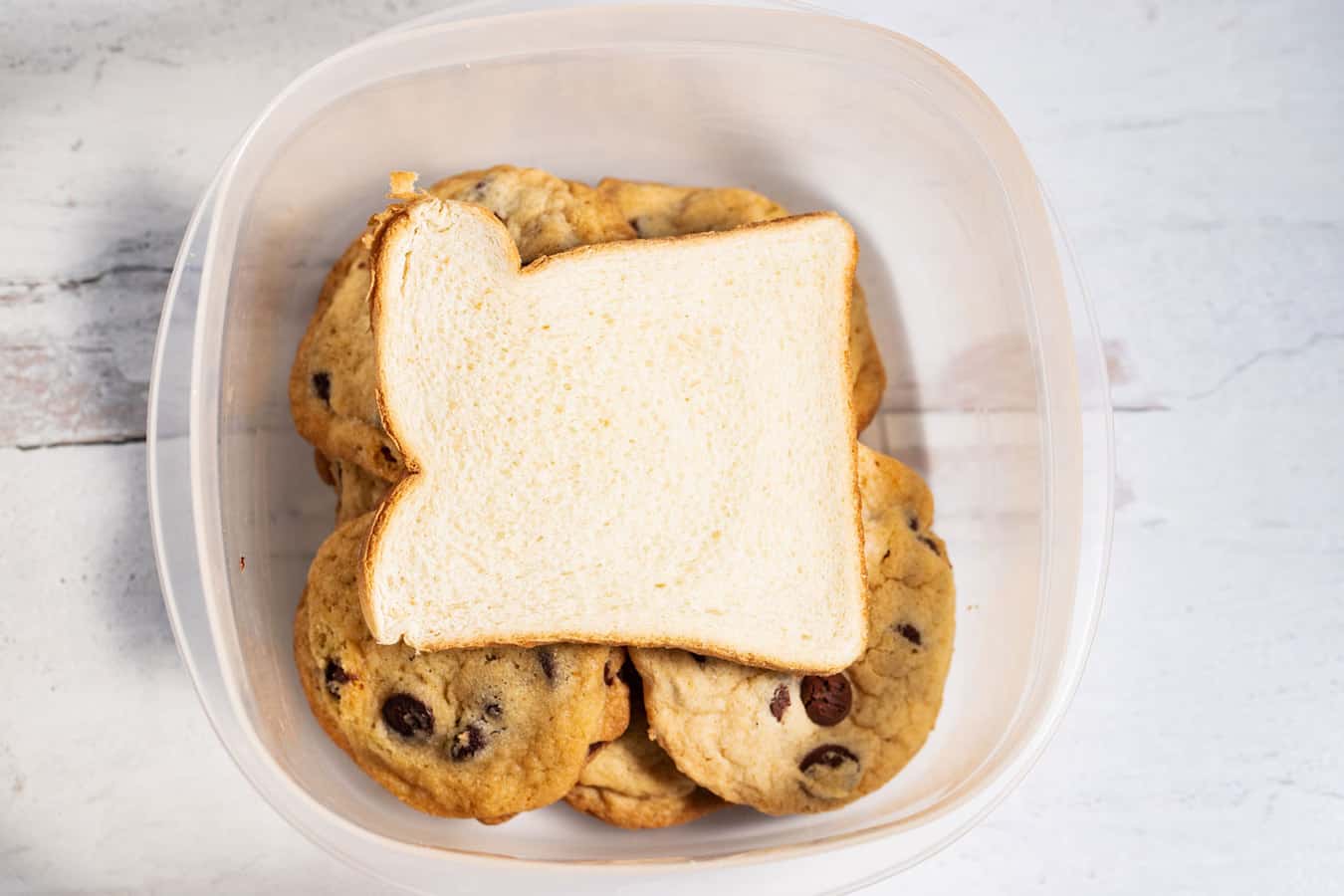 How to store chocolate chip cookies with a slice of white bread.