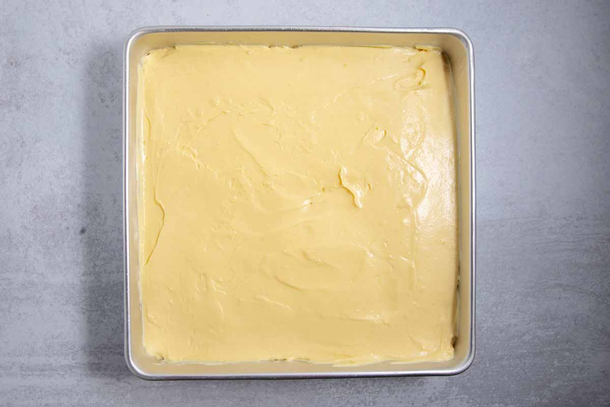 cream cheese banana pudding layer in pan