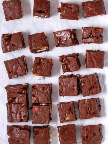 Nestle chocolate chips fudge in rows