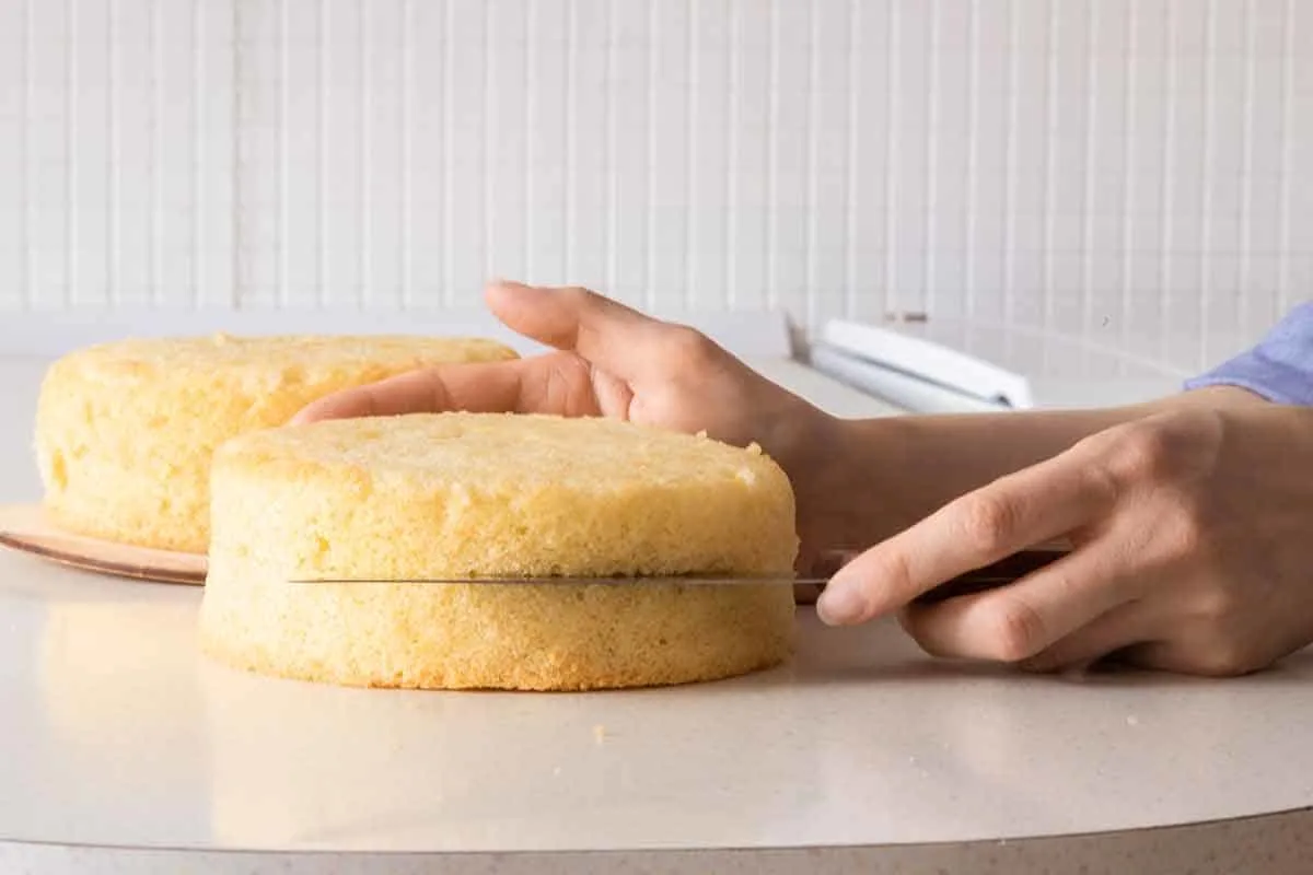 Slicing a cake horizontally to make two cake layers.