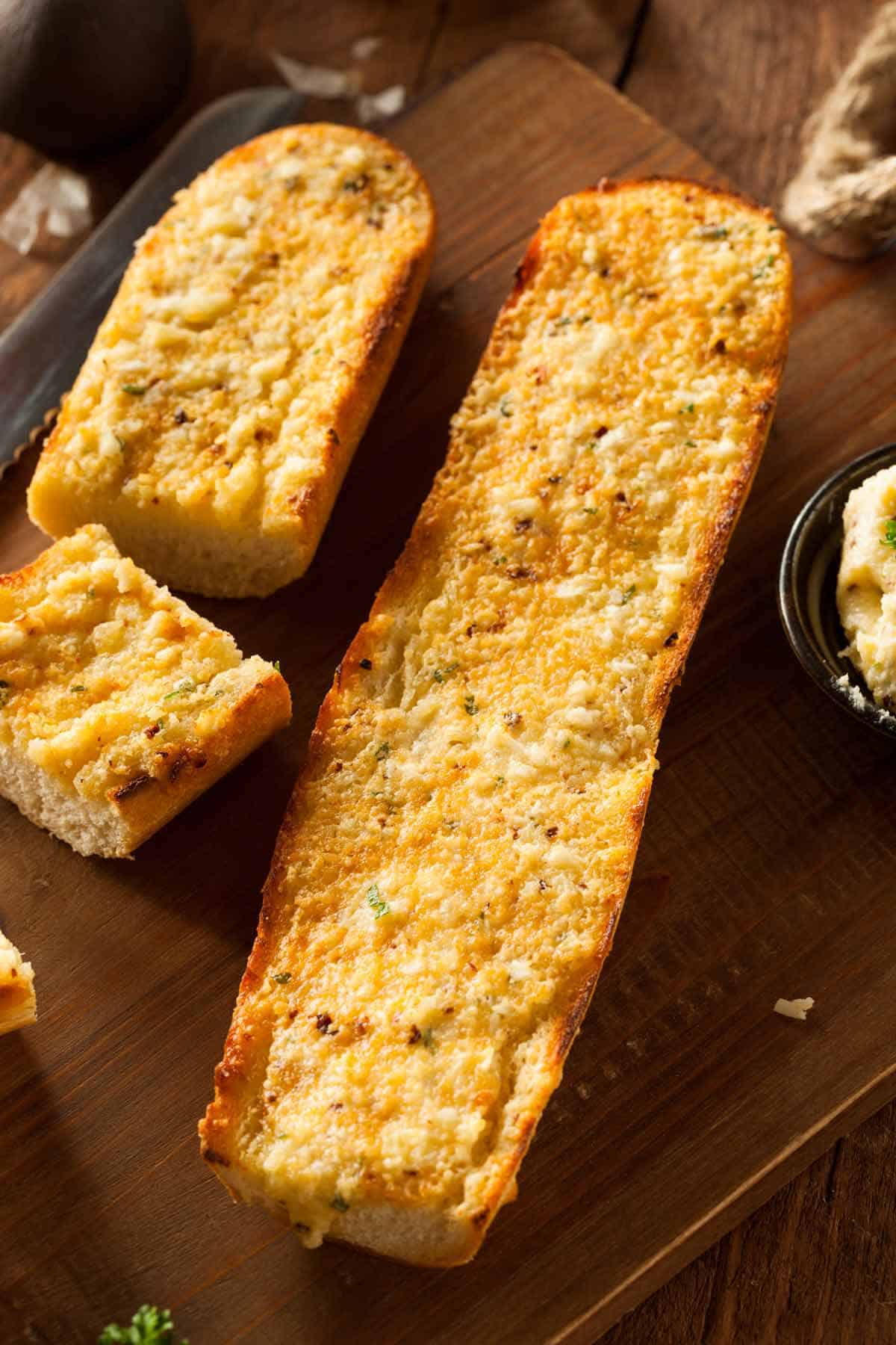 50 Best Side Dishes To Serve With Crab Soup The Tasty Tip   Cheesy Garlic Bread 