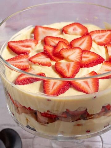 Strawberry banana pudding in a clear trifle dish.